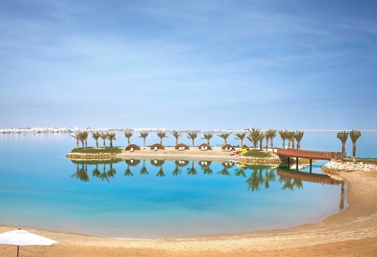 جزر أمواج بمدينة المنامة فى البحرين