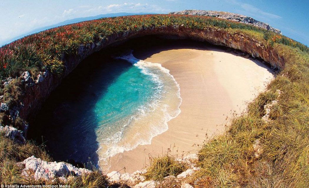 Photo of الشاطئ المخفي في جزر ماريتا l بالصور تعرف علي بحر الحب من عجائب الطبيعة
